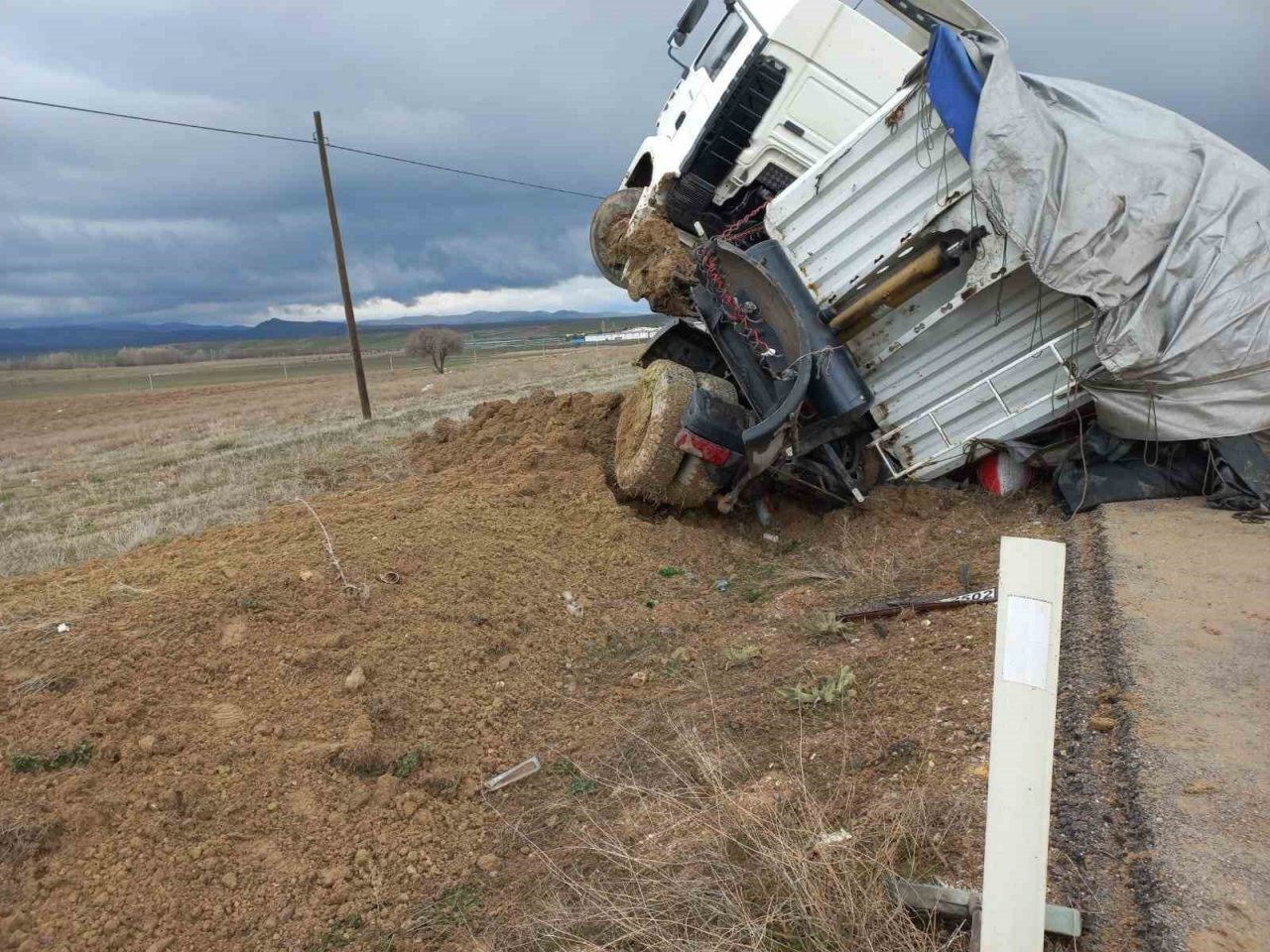 Yem yüklü tırın devrildiği kazada, sürücü olayı yara almadan atlattı