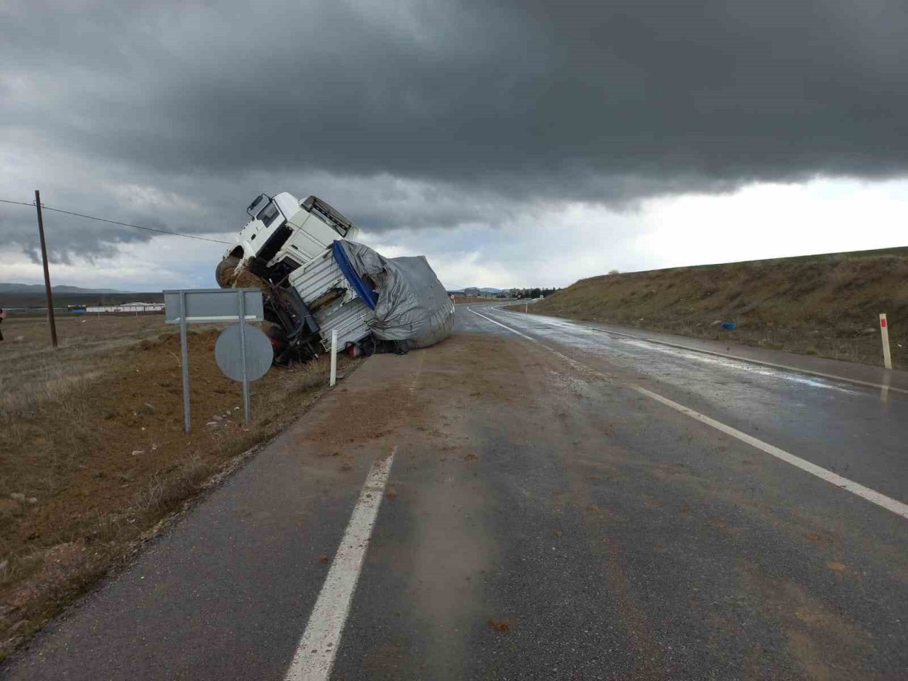 Yem yüklü tırın devrildiği kazada, sürücü olayı yara almadan atlattı