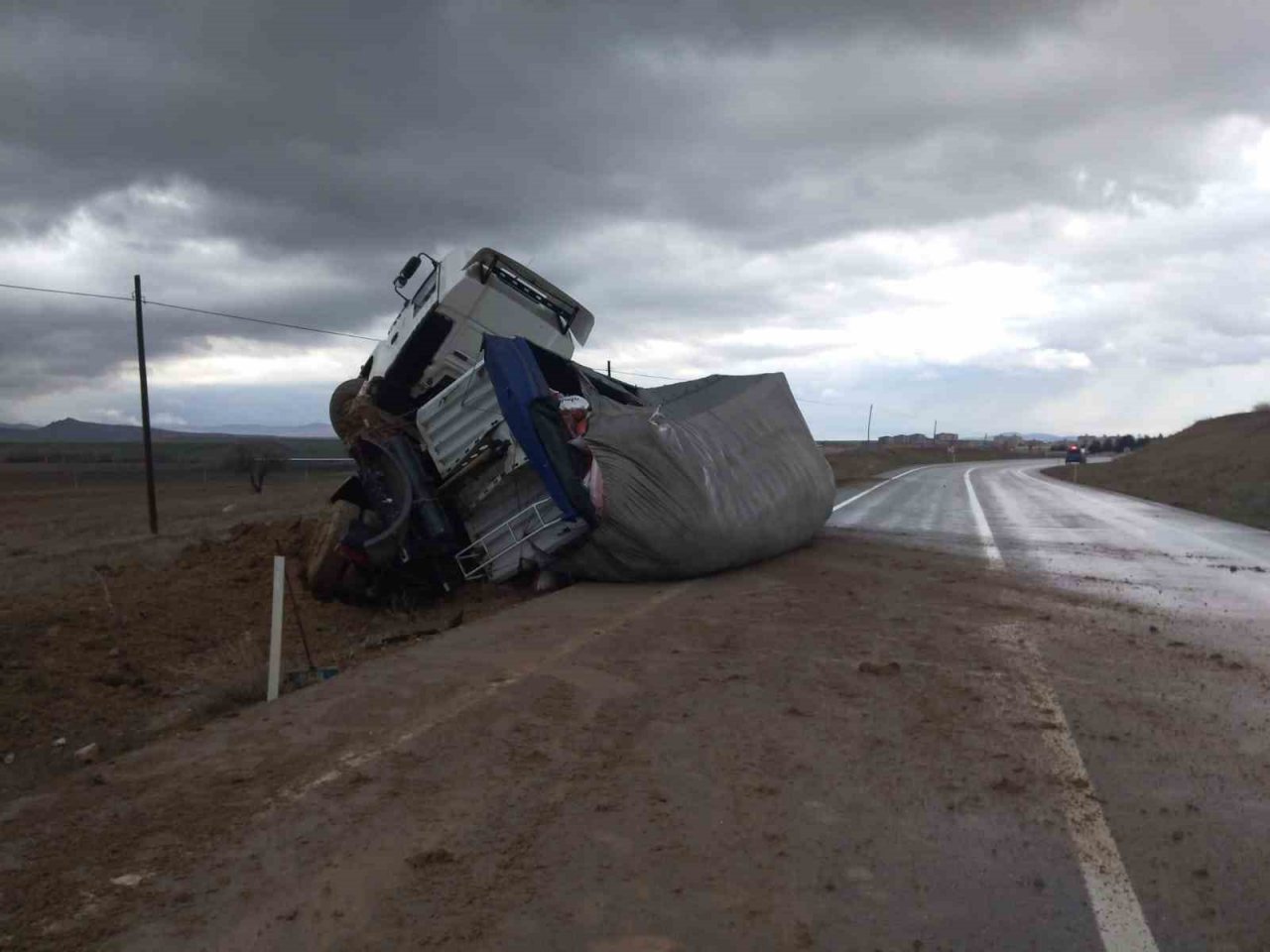Yem yüklü tırın devrildiği kazada, sürücü olayı yara almadan atlattı