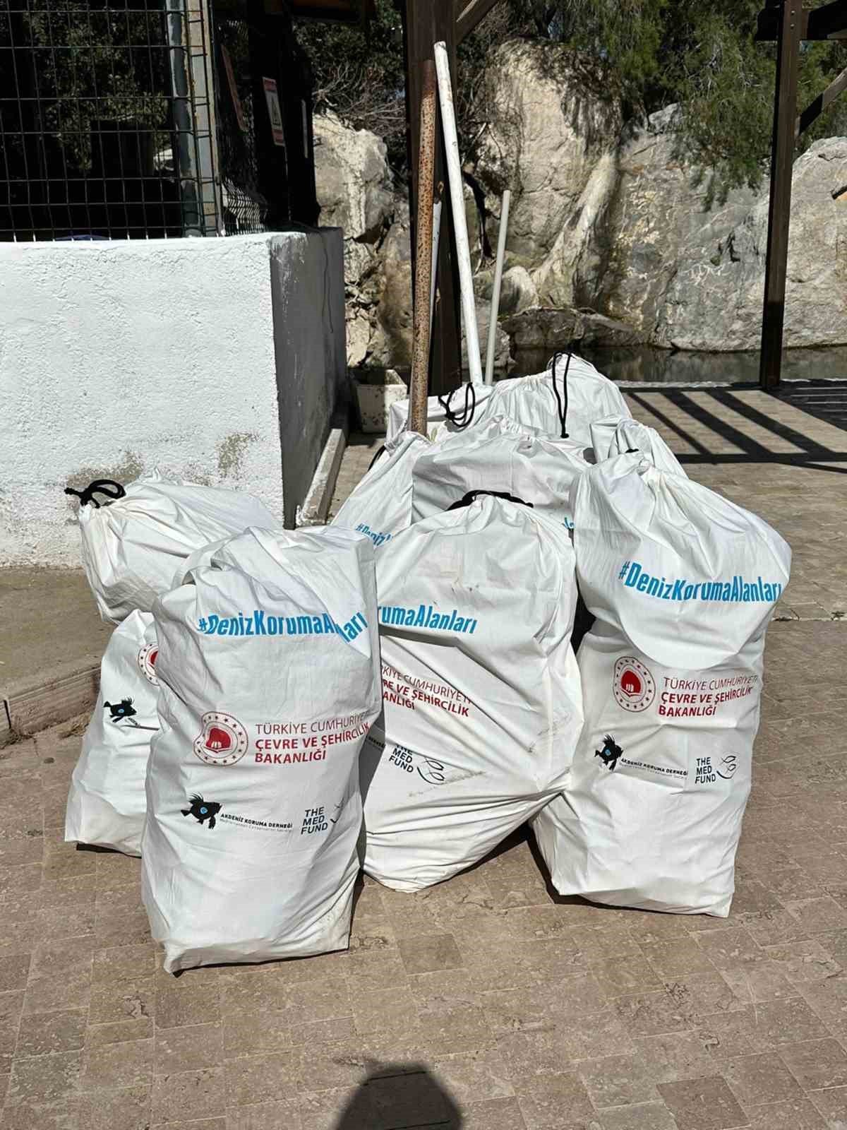 Datça’da öğrencilerden kıyı temizliği