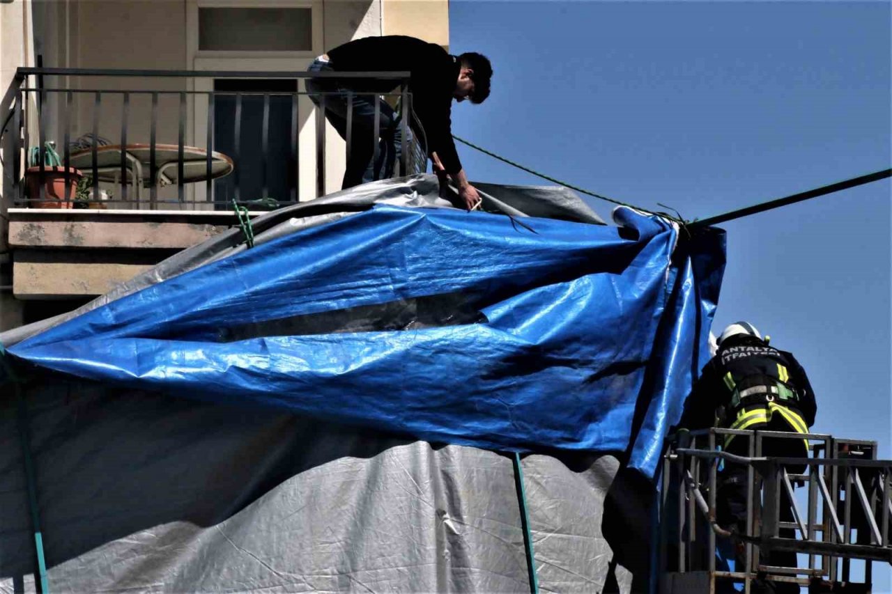 Rüzgârdan dolayı savrulan taziye çadırı, apartmana dayanarak durdu