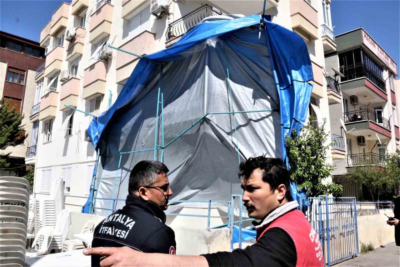 Rüzgârdan dolayı savrulan taziye çadırı, apartmana dayanarak durdu