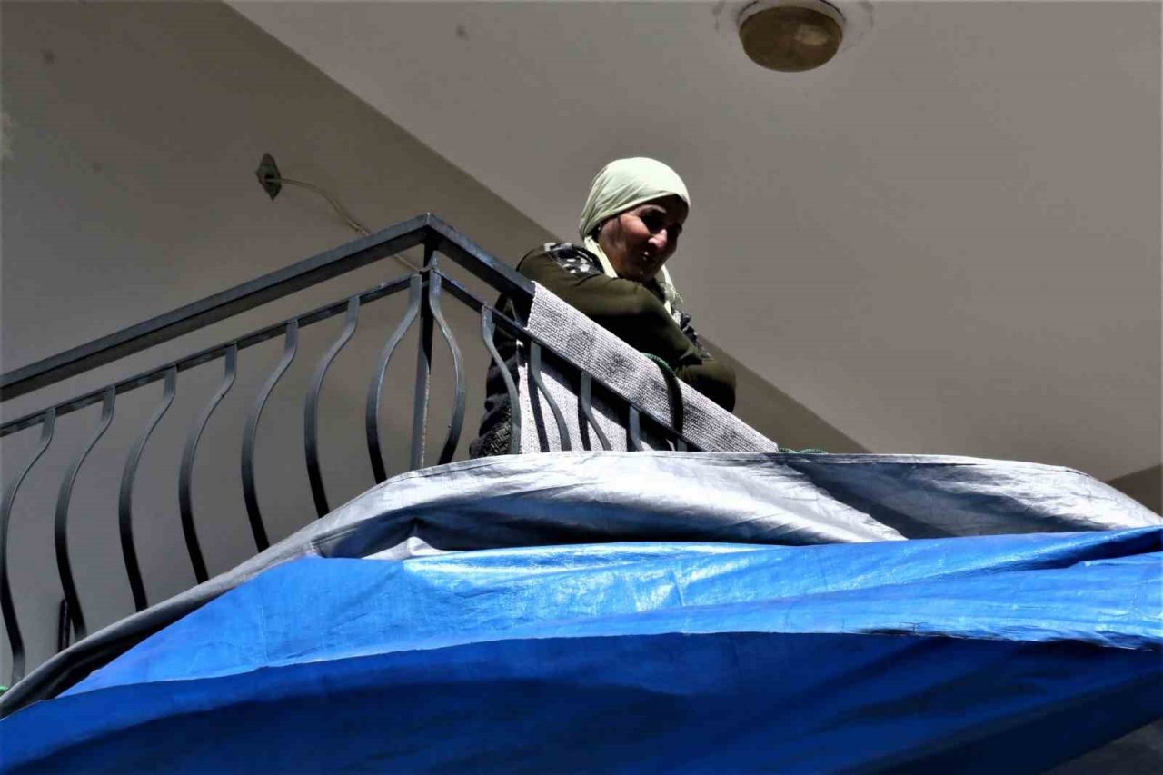 Rüzgârdan dolayı savrulan taziye çadırı, apartmana dayanarak durdu