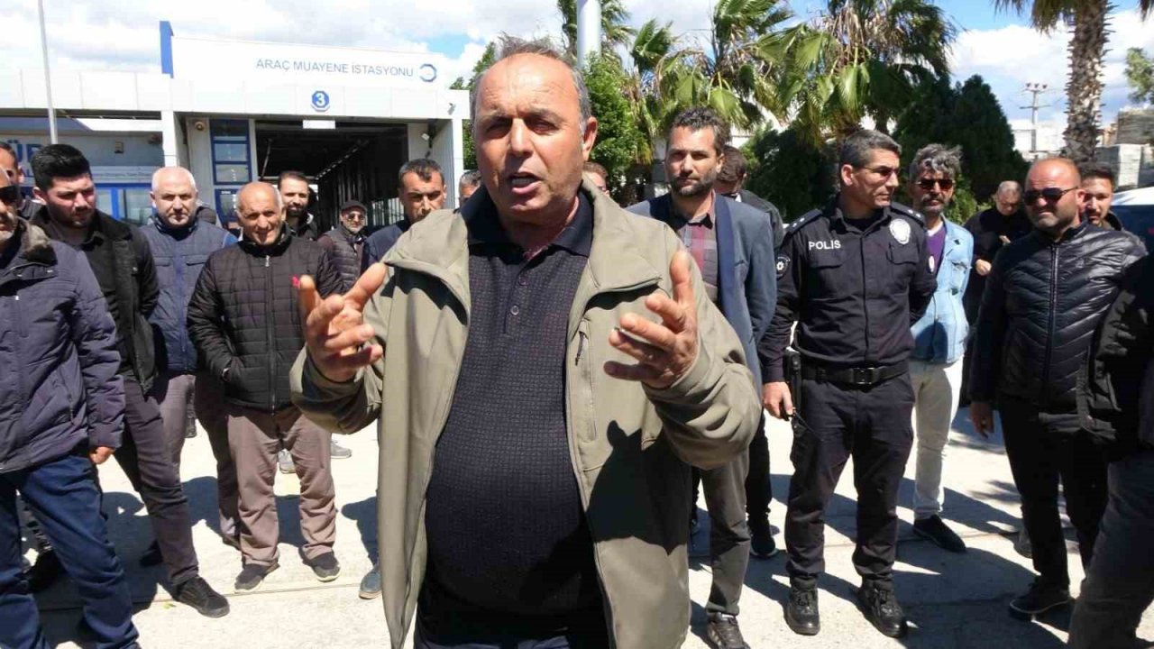 Antalya’da safaricilerden TÜVTÜRK önünde ’vize’ eylemi