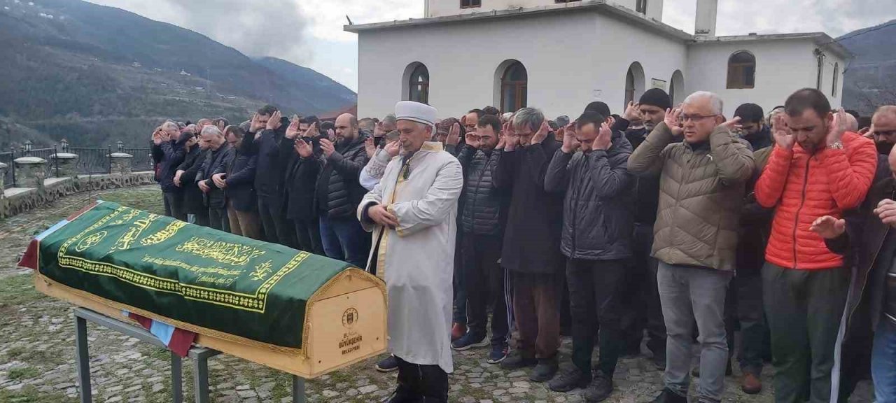 Babalarının vasiyetini yerine getirip mezarını Trabzonspor bayrağı ile örttüler