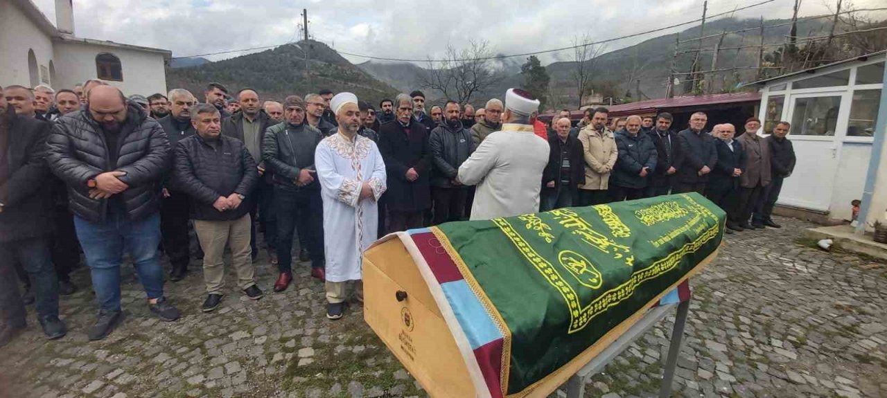 Babalarının vasiyetini yerine getirip mezarını Trabzonspor bayrağı ile örttüler