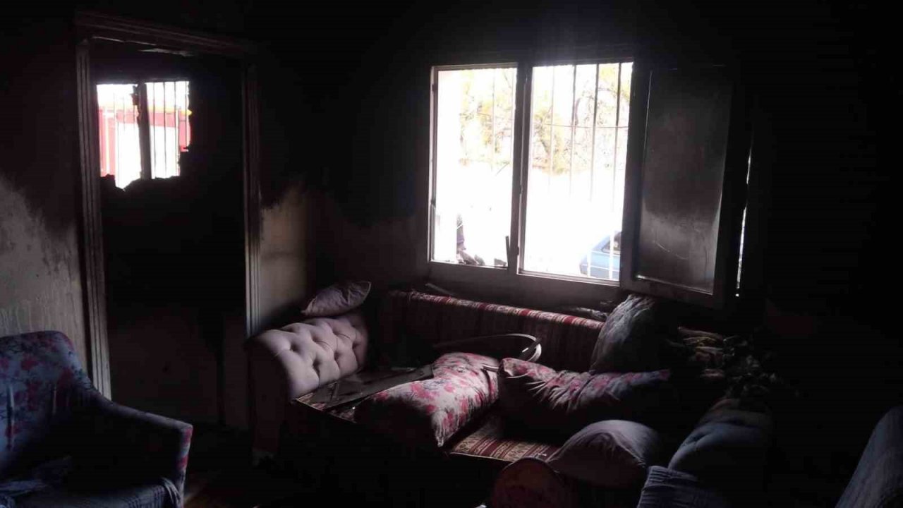 Koçarlı’da çıkan yangında ev kullanılamaz hale geldi