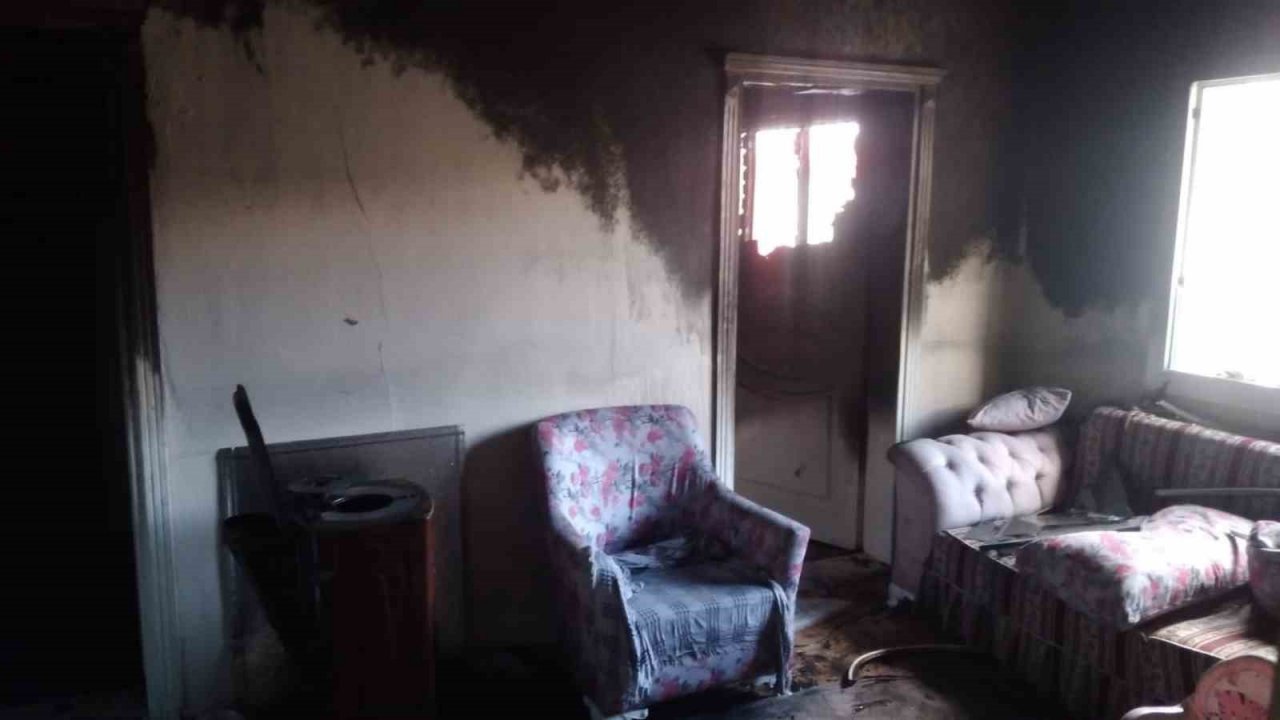 Koçarlı’da çıkan yangında ev kullanılamaz hale geldi