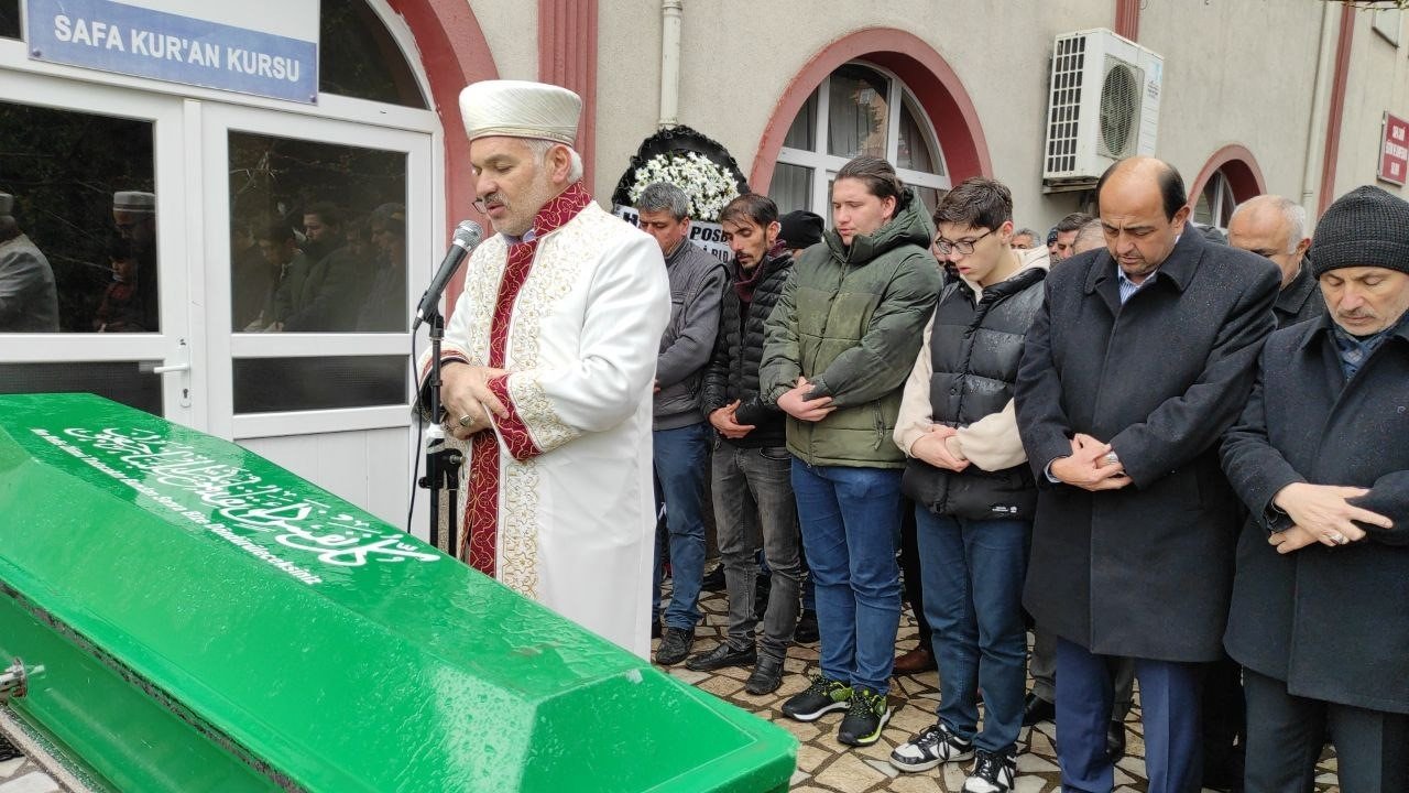 Oğlu tarafından bıçaklanarak öldürülen adam son yolculuğuna uğurlandı
