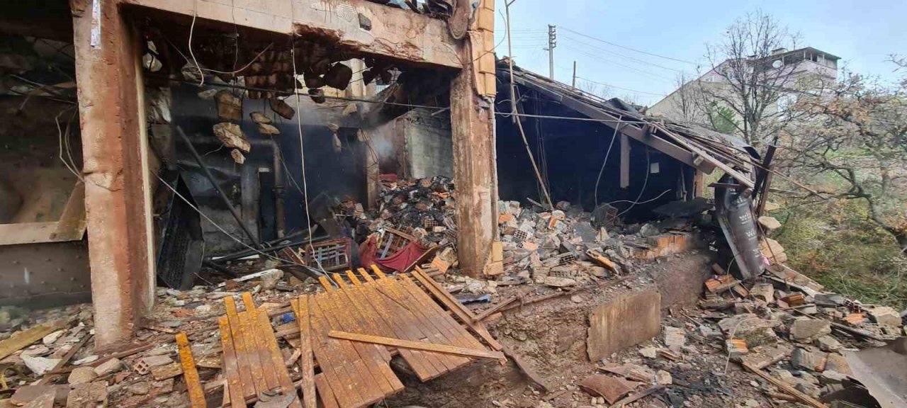 4 katlı apartmanda kalorifer kazanı patladı