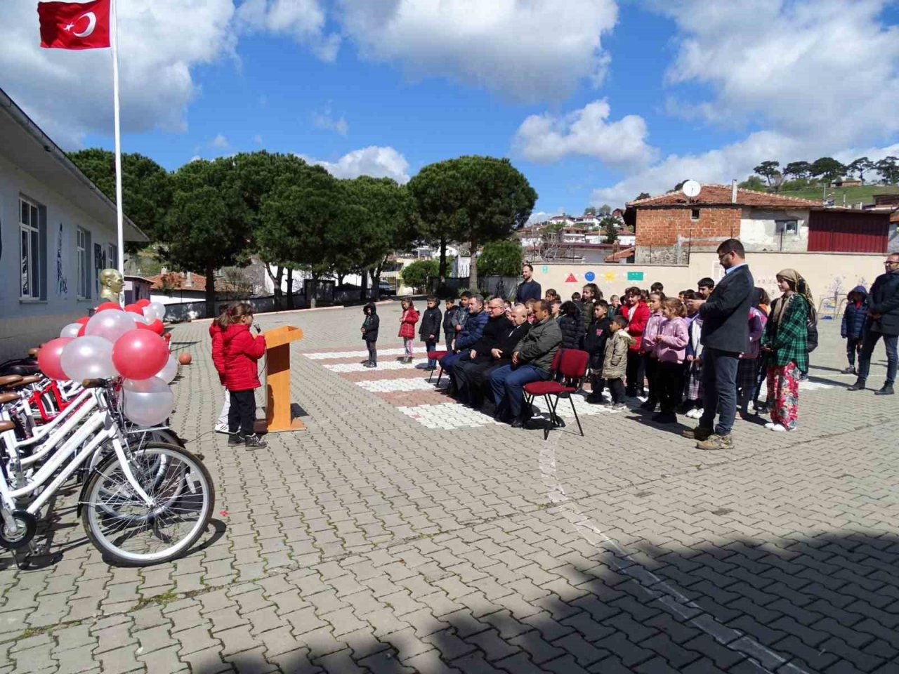 "Kütüphanesiz Okul Kalmayacak" projesi ile bisiklet sahibi oldular