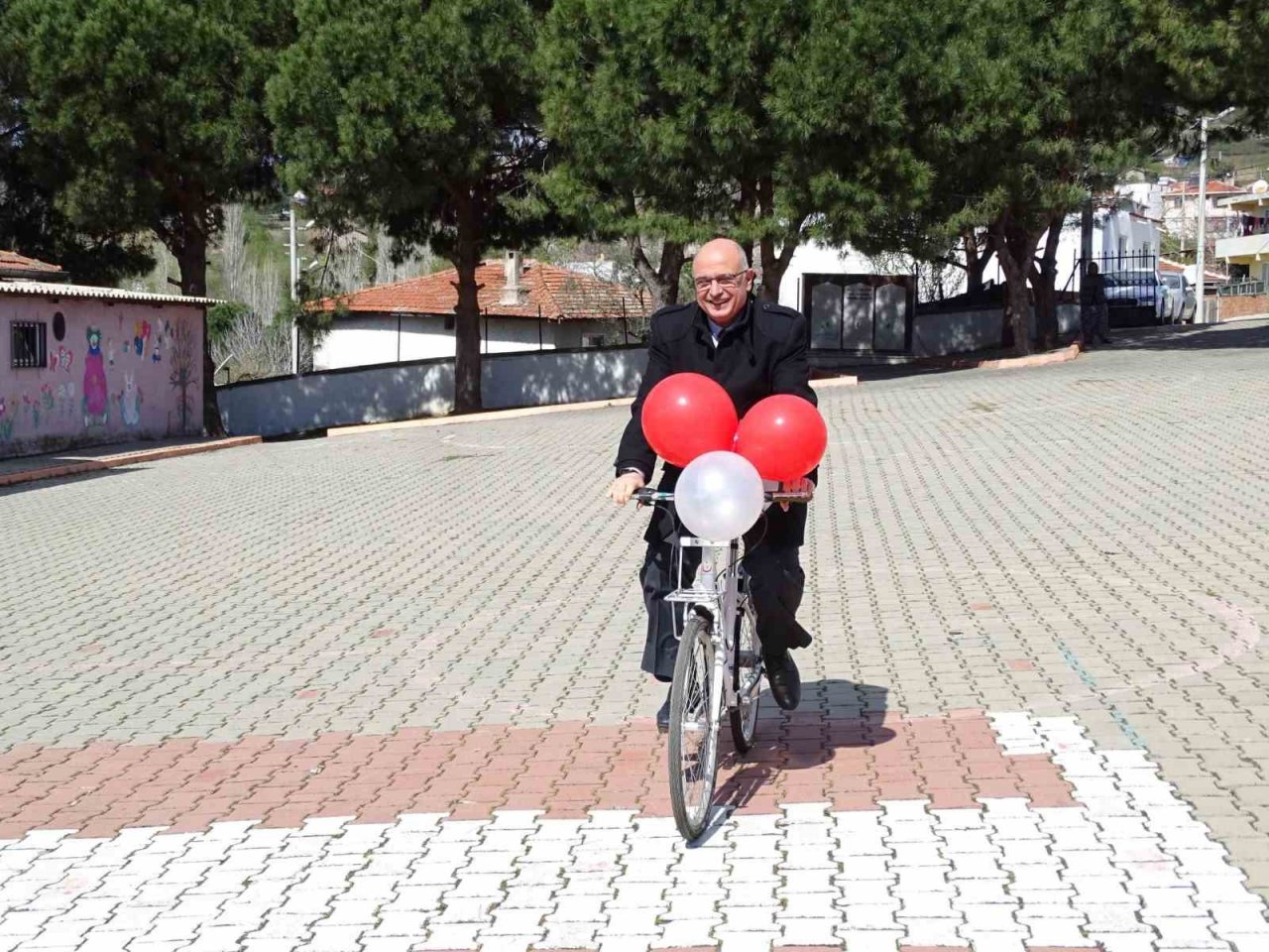 "Kütüphanesiz Okul Kalmayacak" projesi ile bisiklet sahibi oldular