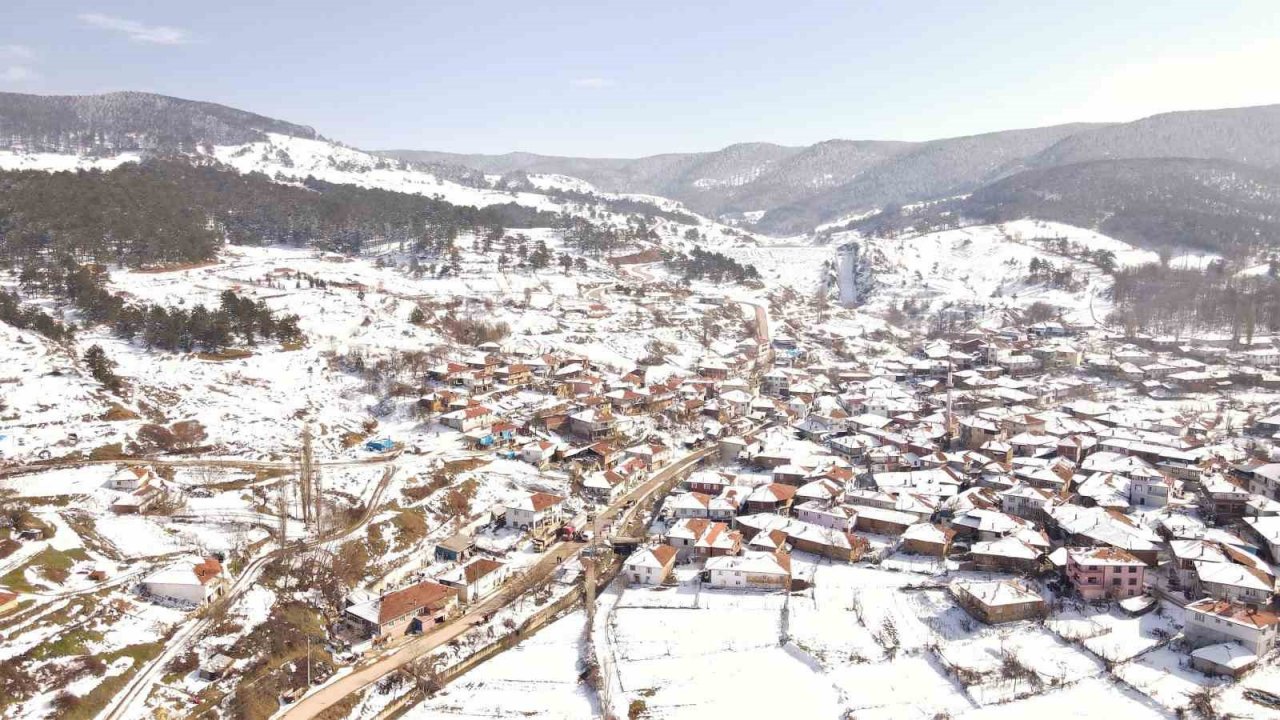 Sındırgı’da kar yağışı etkili oldu