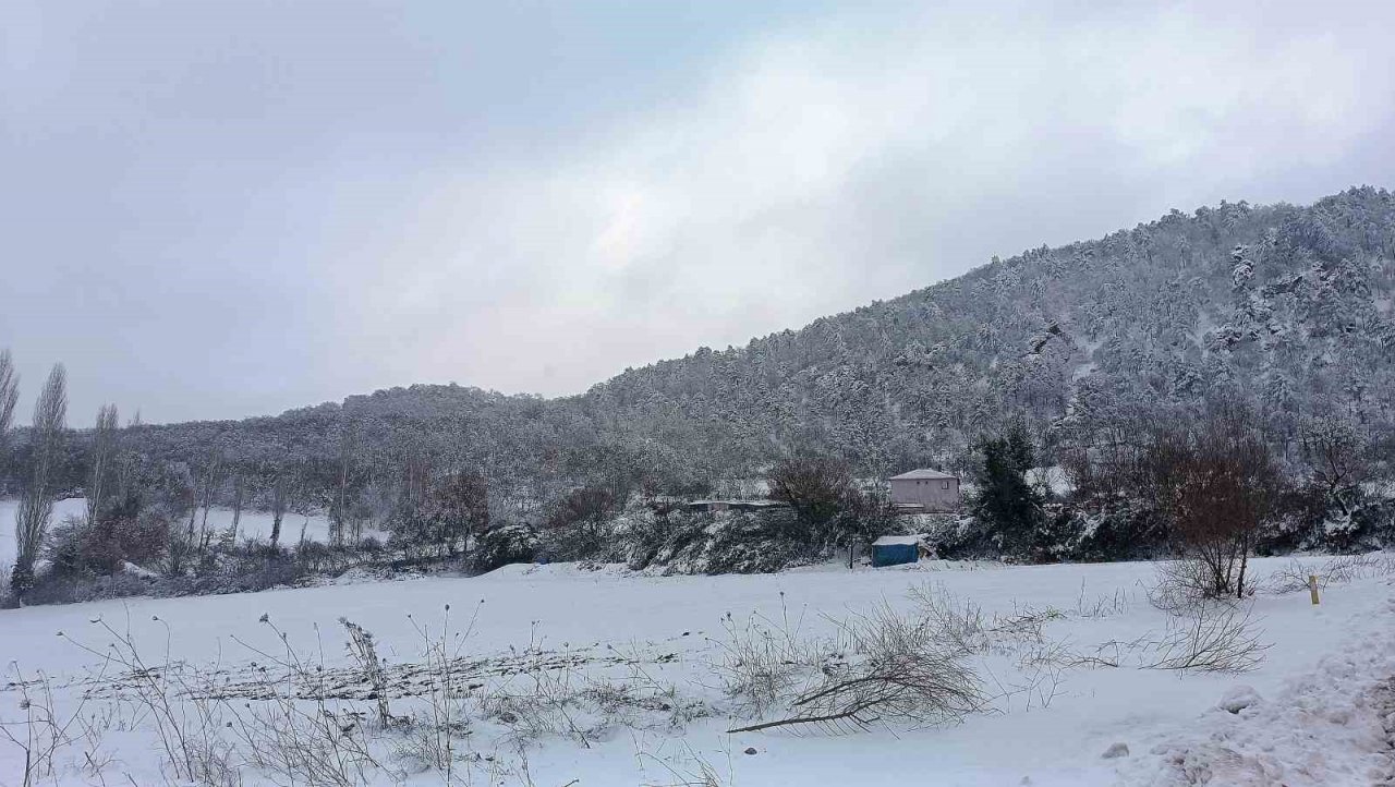 Sındırgı’da kar yağışı etkili oldu