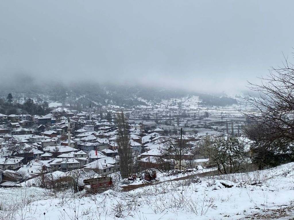 Sındırgı’da kar yağışı etkili oldu