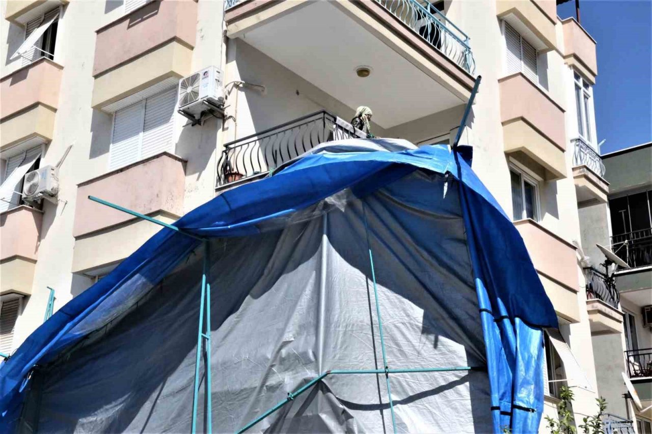 Rüzgârdan dolayı savrulan taziye çadırı, apartmana dayanarak durdu
