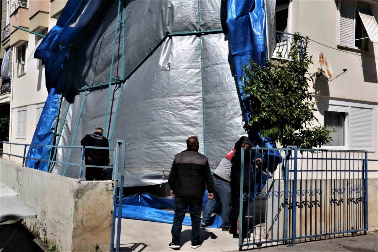 Rüzgârdan dolayı savrulan taziye çadırı, apartmana dayanarak durdu