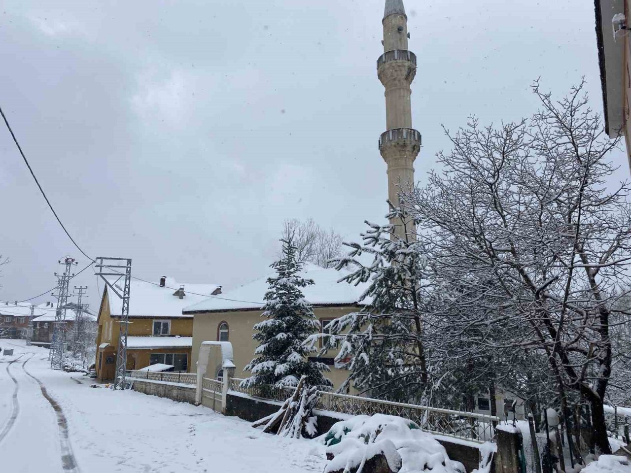 Bartın’ın yüksek rakımlı bölgelerinde kar yağışı devam ediyor