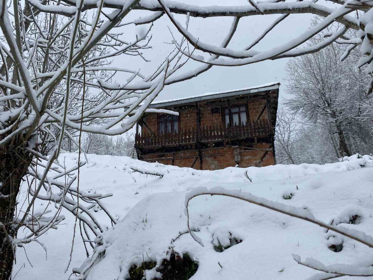 Bartın’ın yüksek rakımlı bölgelerinde kar yağışı devam ediyor