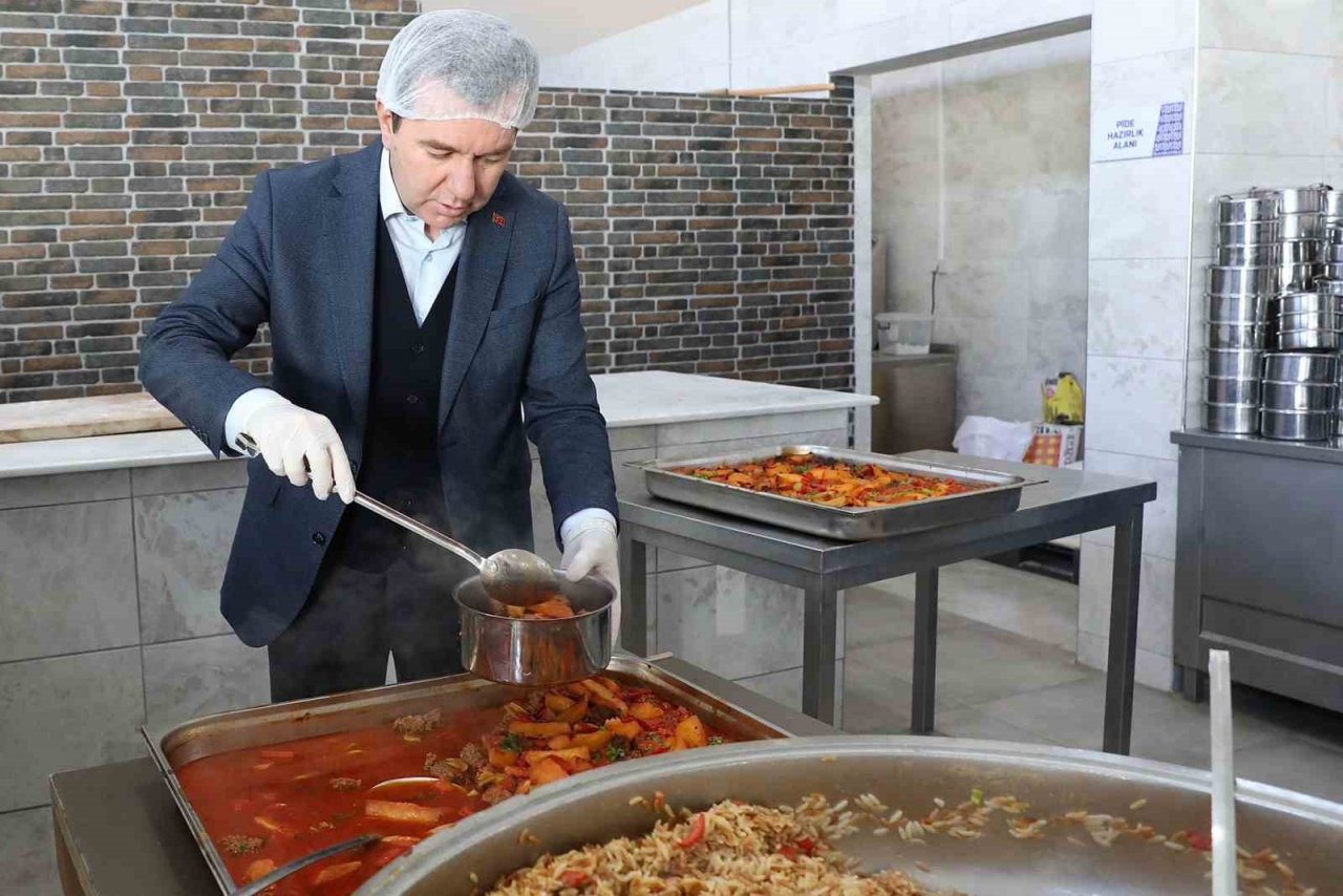 Bergama Belediyesi Aşevinden her gün 800 kişiye sıcak yemek