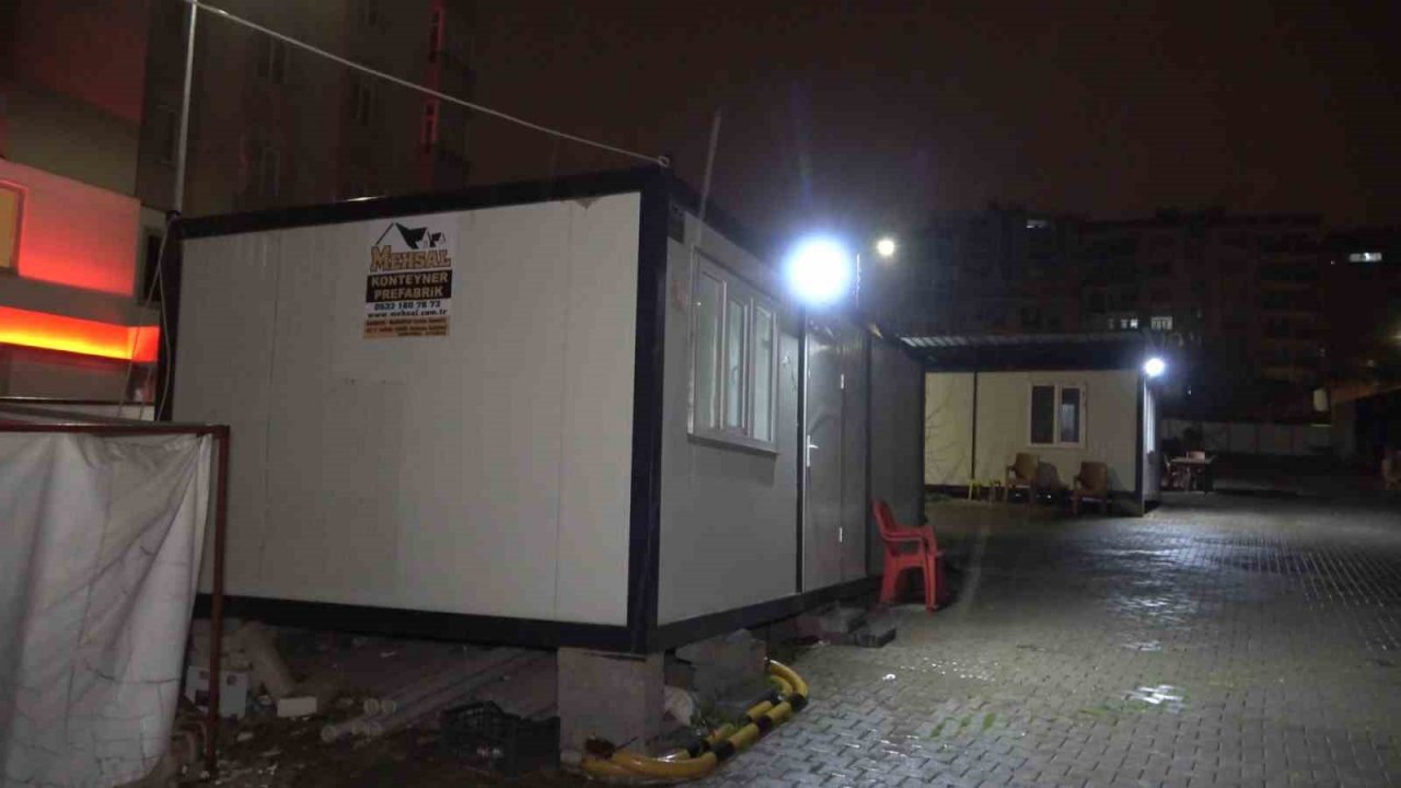 Kahramanmaraş’ta 11 katlı ağır hasarlı bina sallandı, ekipler alarma geçti