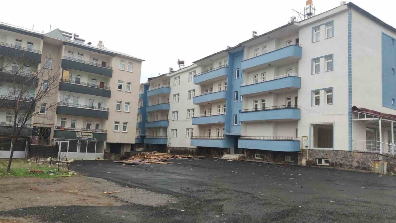 Bingöl’de fırtına çatıları uçurdu