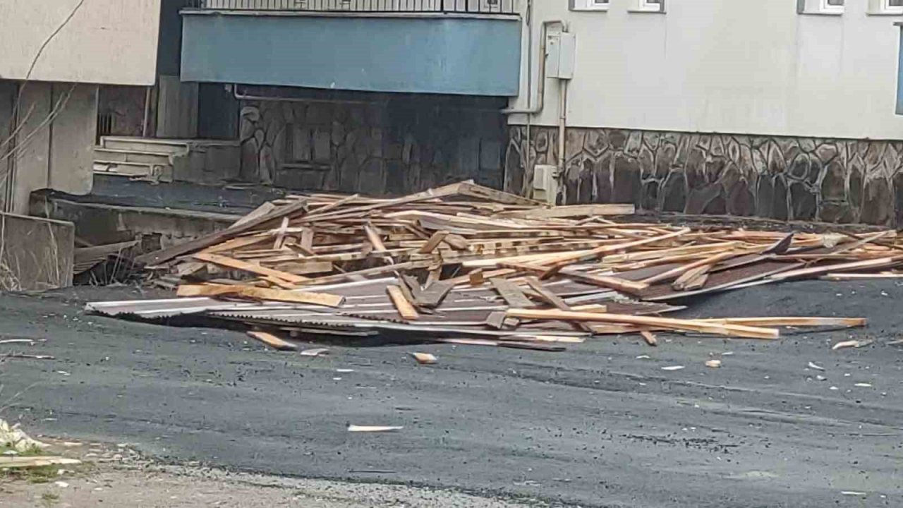 Bingöl’de fırtına çatıları uçurdu