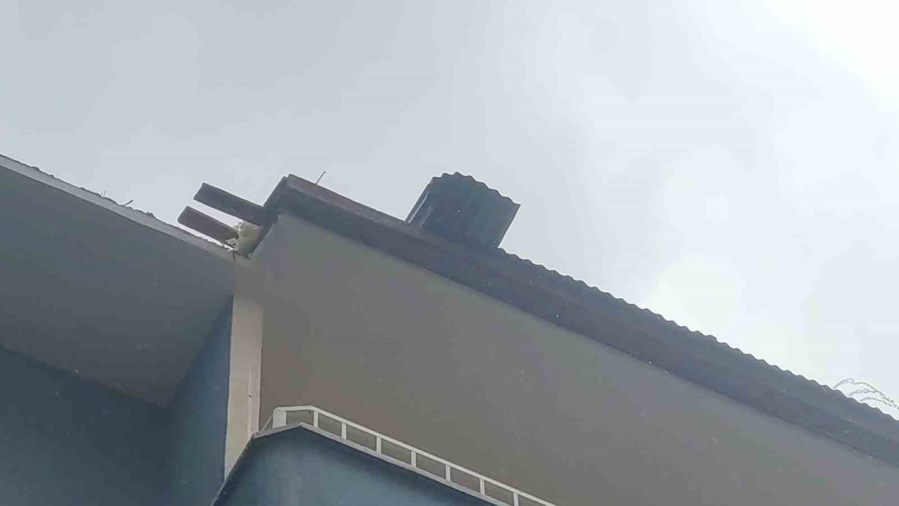 Bingöl’de fırtına çatıları uçurdu