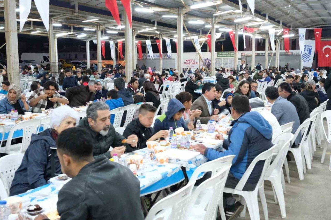 Bodrum’da yüzlerce kişi iftarda buluştu