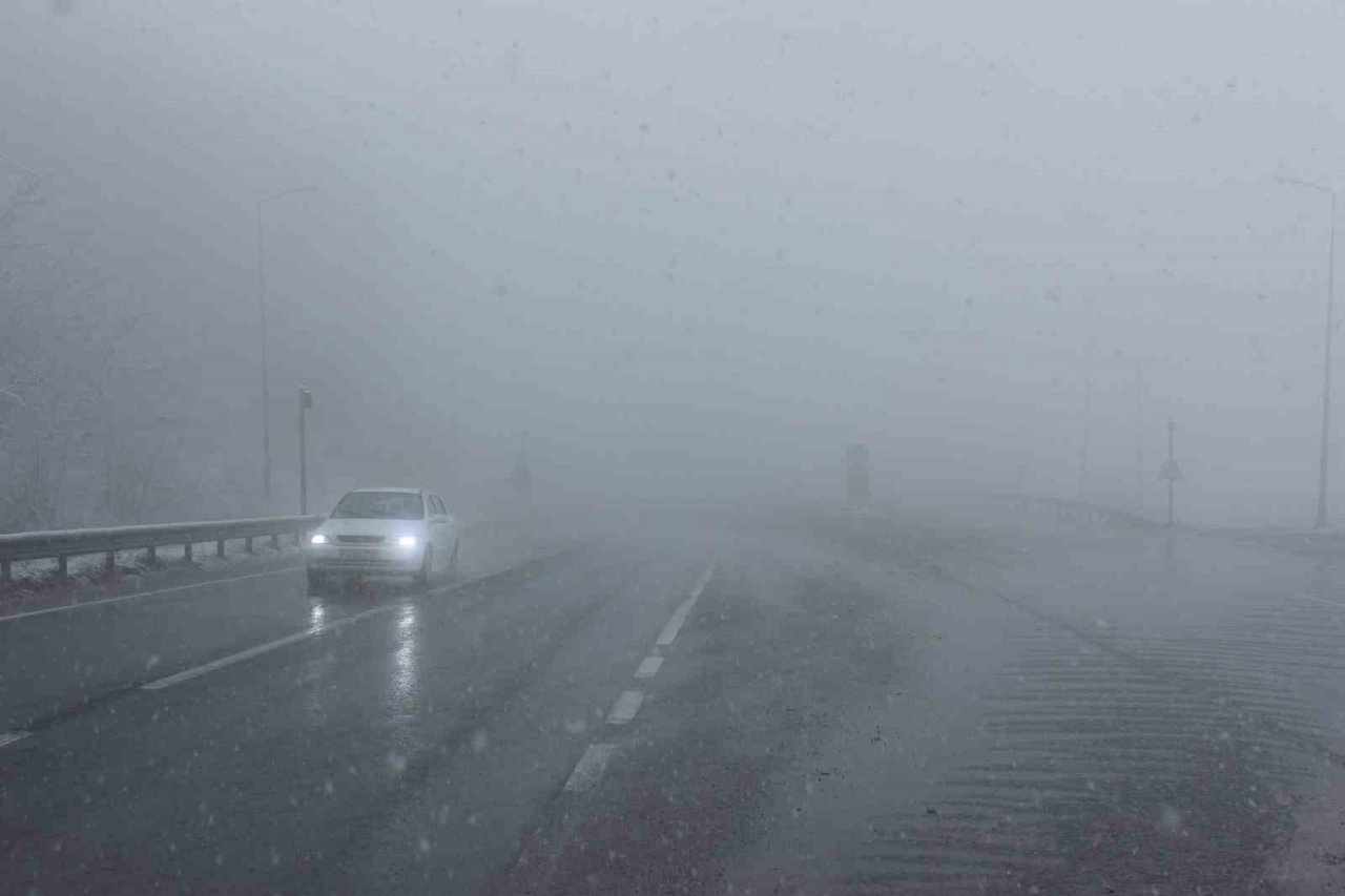 Bolu Dağı’nda kar yağışı etkili oluyor