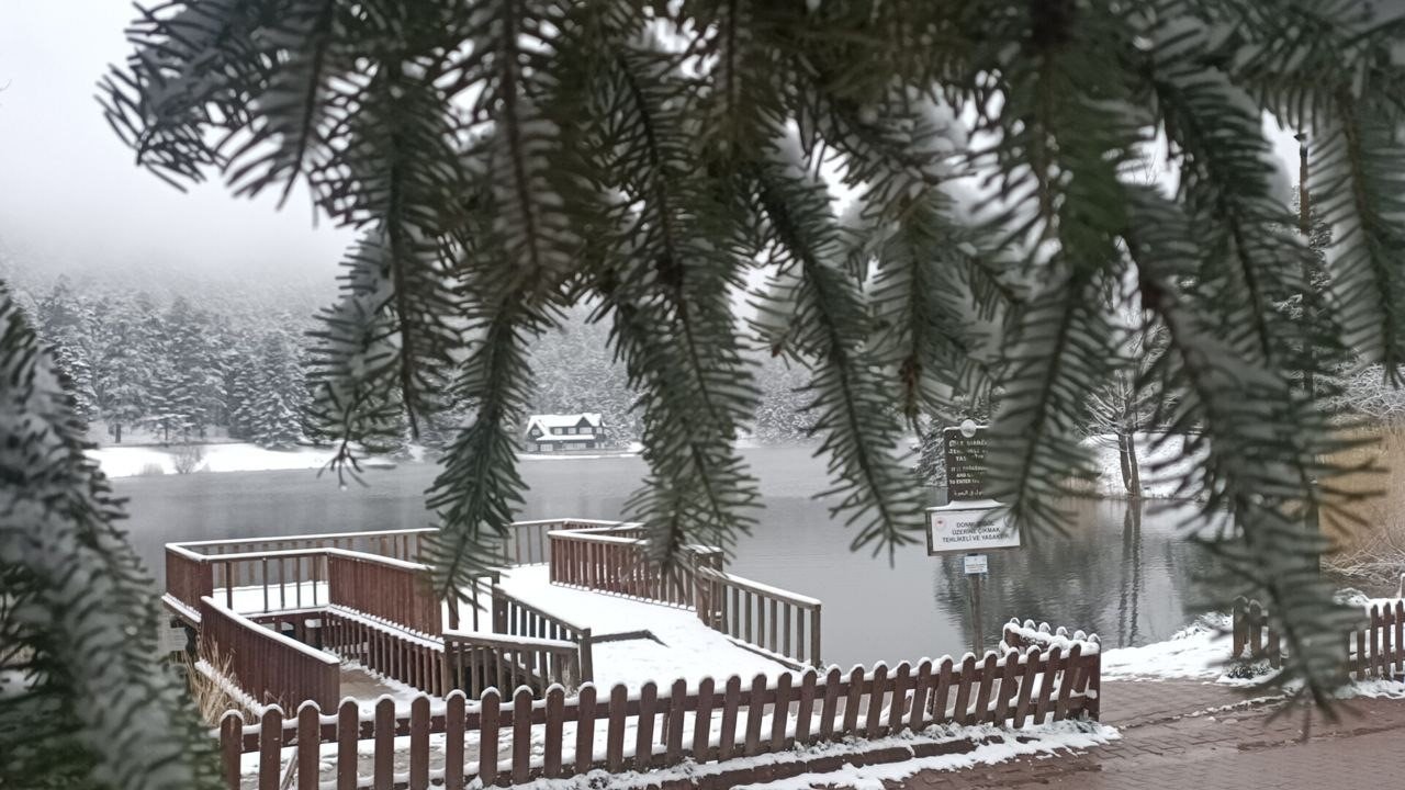 Gölcük Tabiat Parkı beyaz örtüyle kaplandı