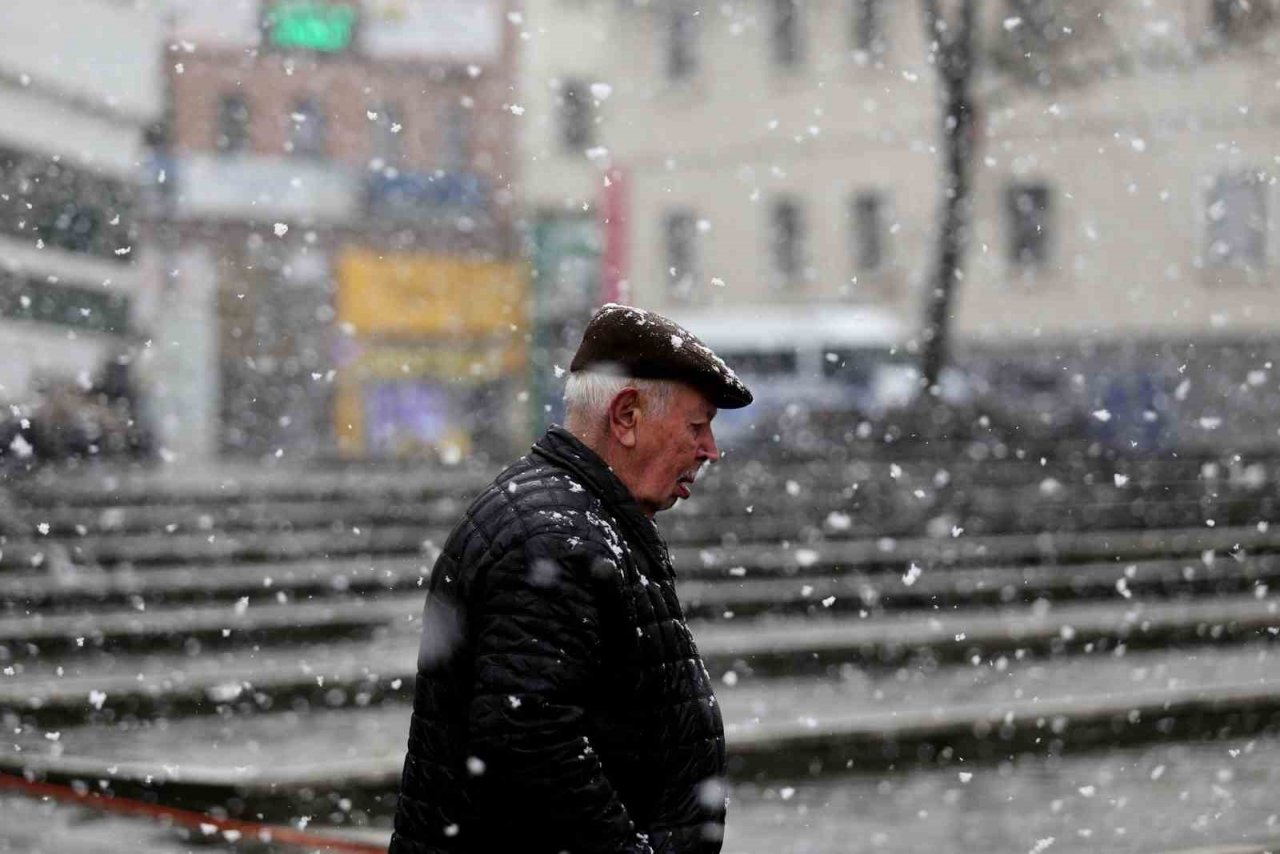 Bursa’da şehir merkezinde kar sevinci