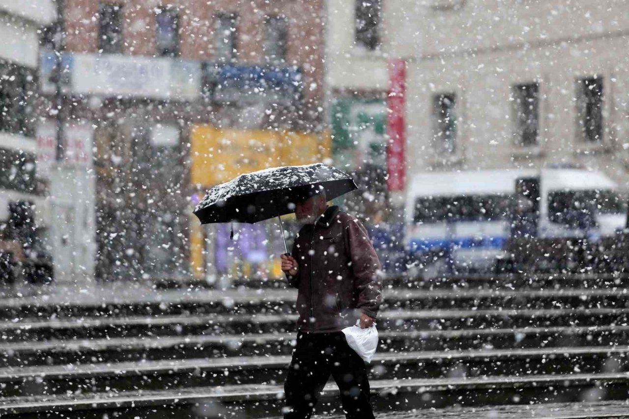 Bursa’da şehir merkezinde kar sevinci