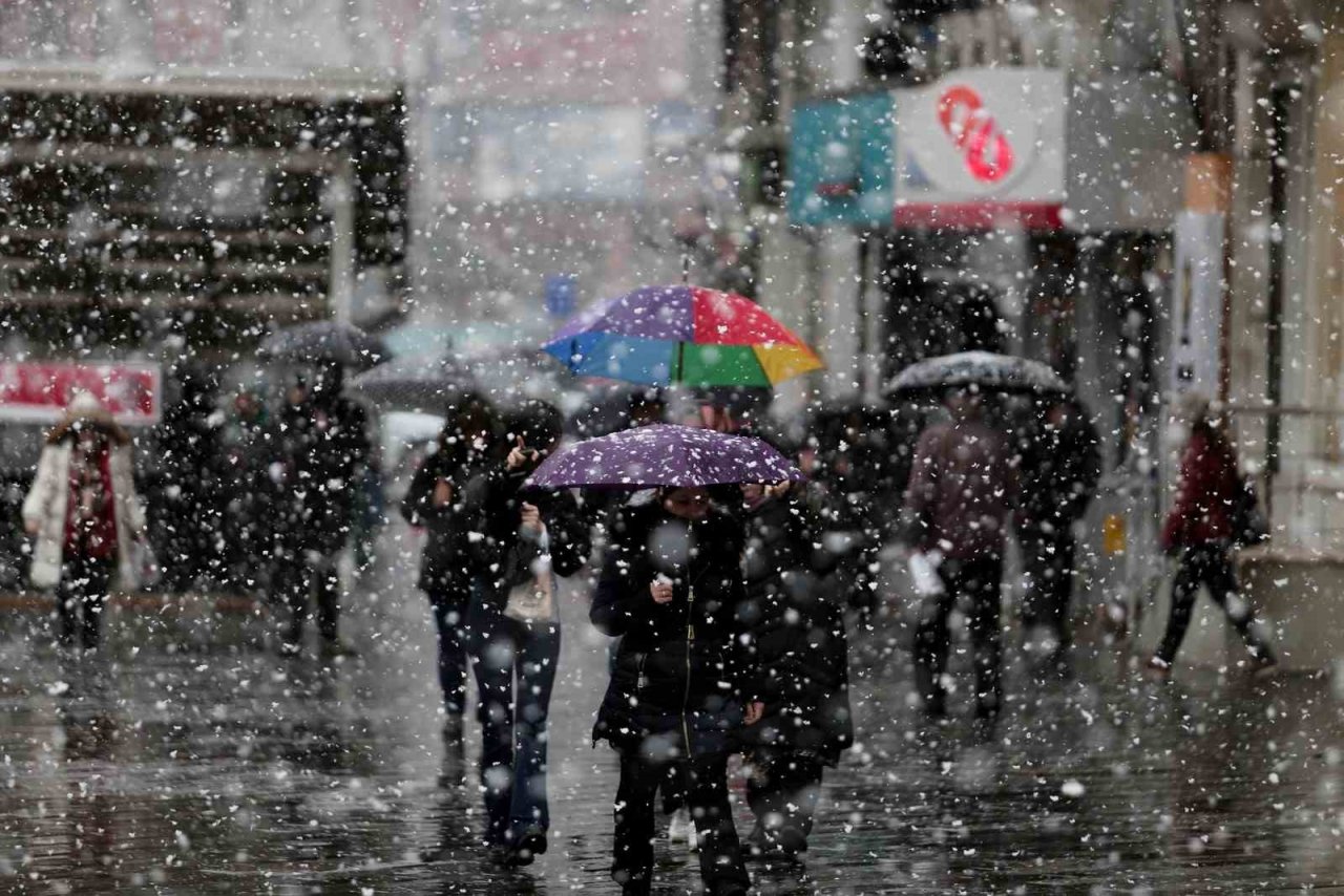 Bursa’da şehir merkezinde kar sevinci