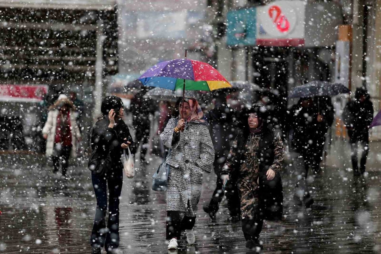 Bursa’da şehir merkezinde kar sevinci