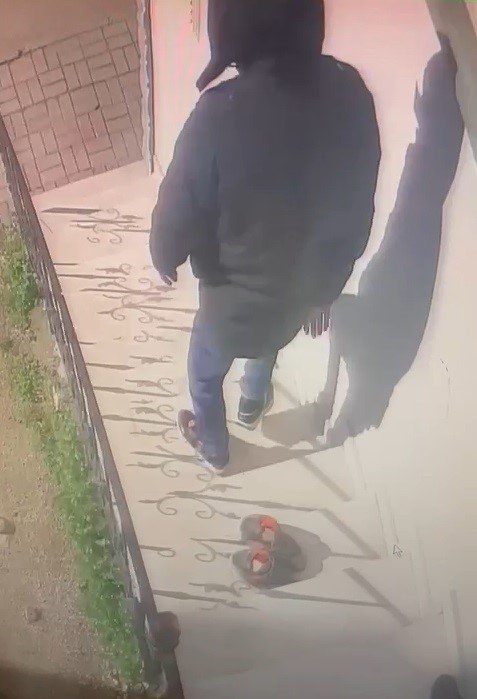 Bursa’da pişkin hırsız...Daire önündeki ayakkabıları çaldı, yerine kendi ayakkabılarını bıraktı
