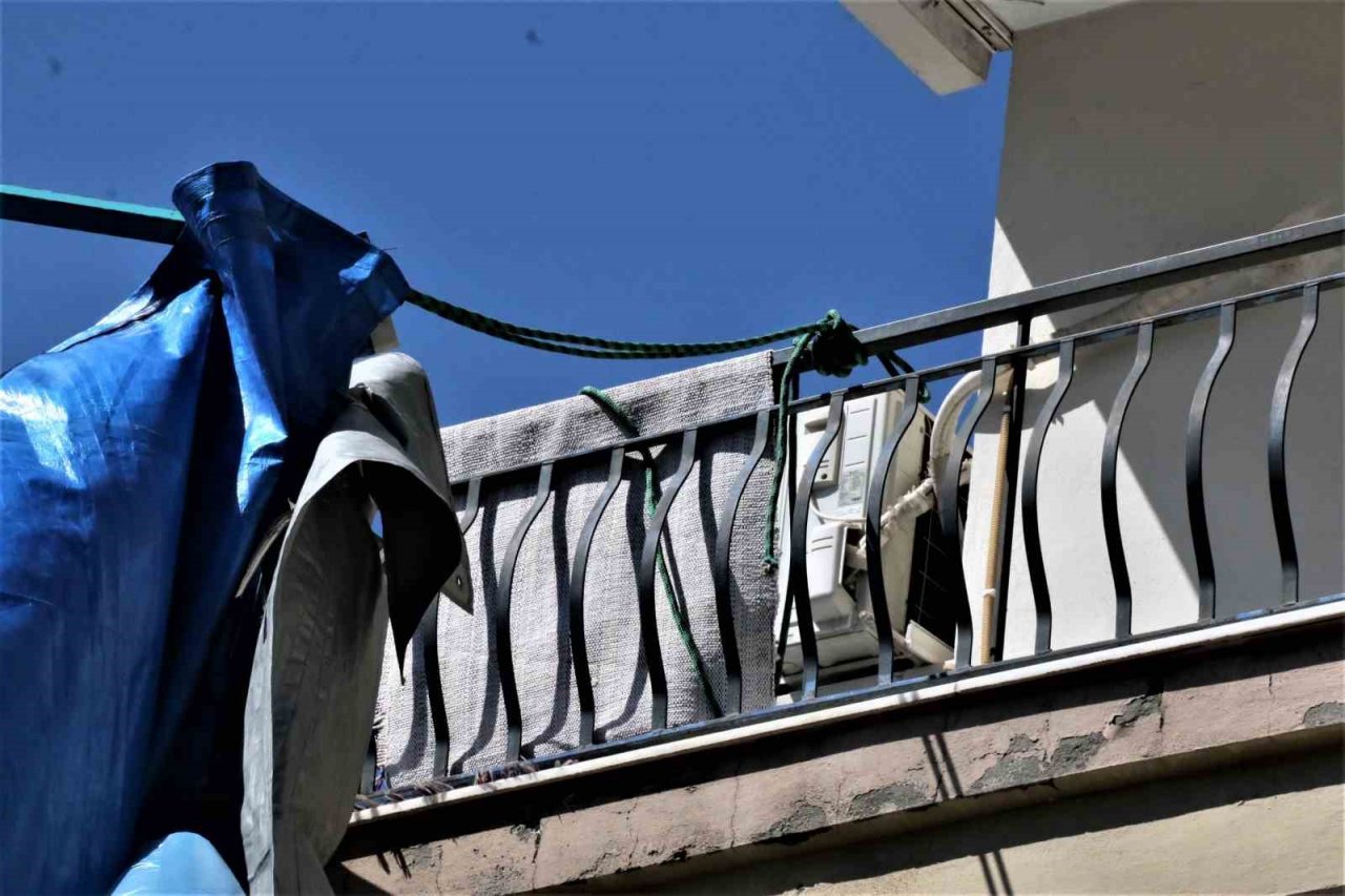 Rüzgârdan dolayı savrulan taziye çadırı, apartmana dayanarak durdu