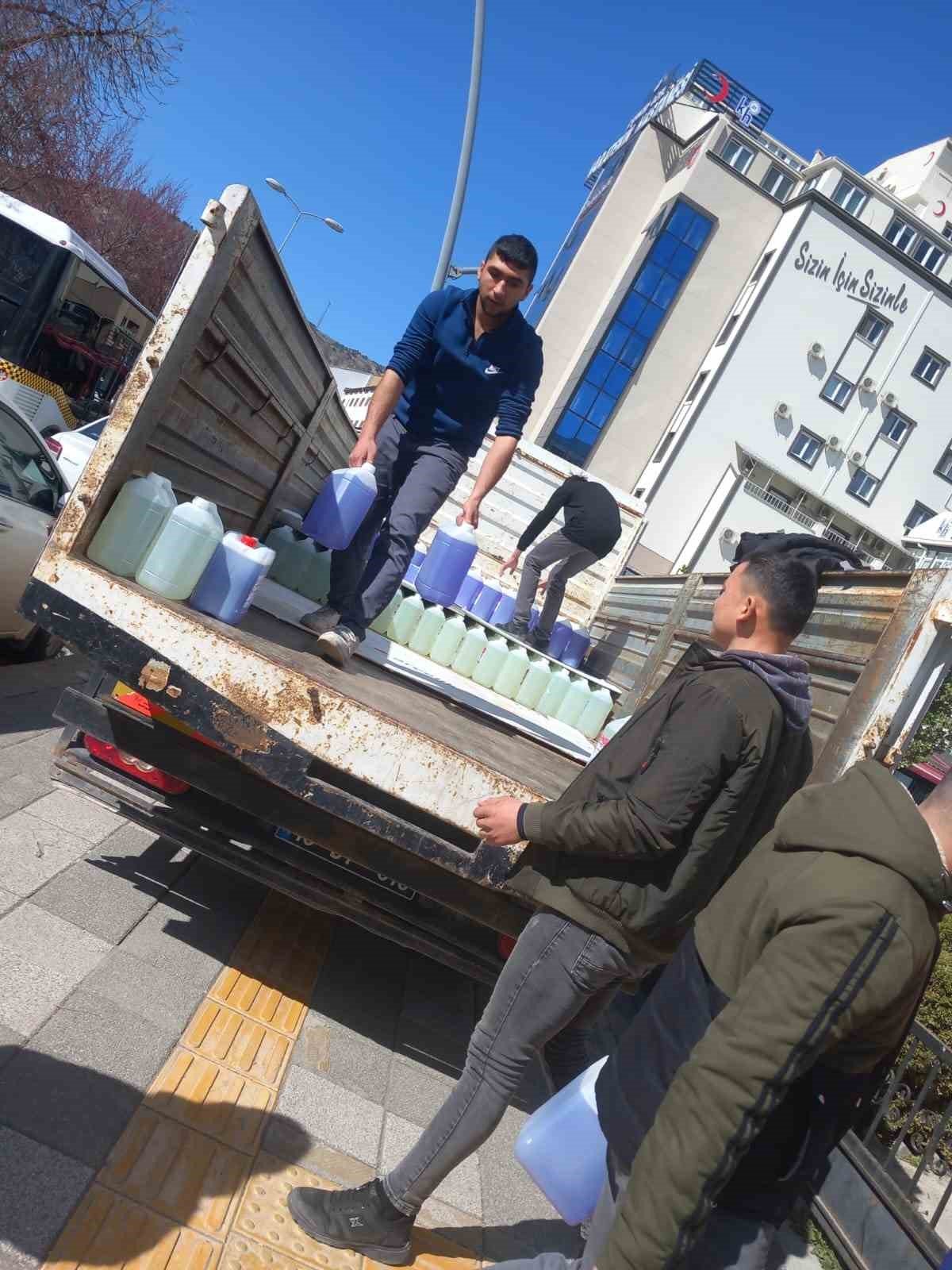 Lise öğrencileri depremzedeler için yüzlerce litre hijyen malzemesi üretti