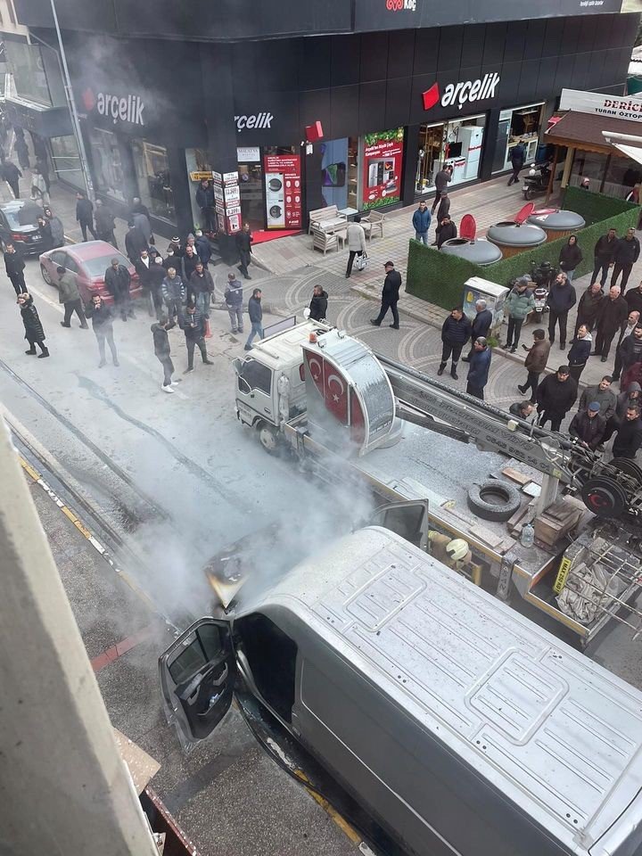 Korkutan araç yangını