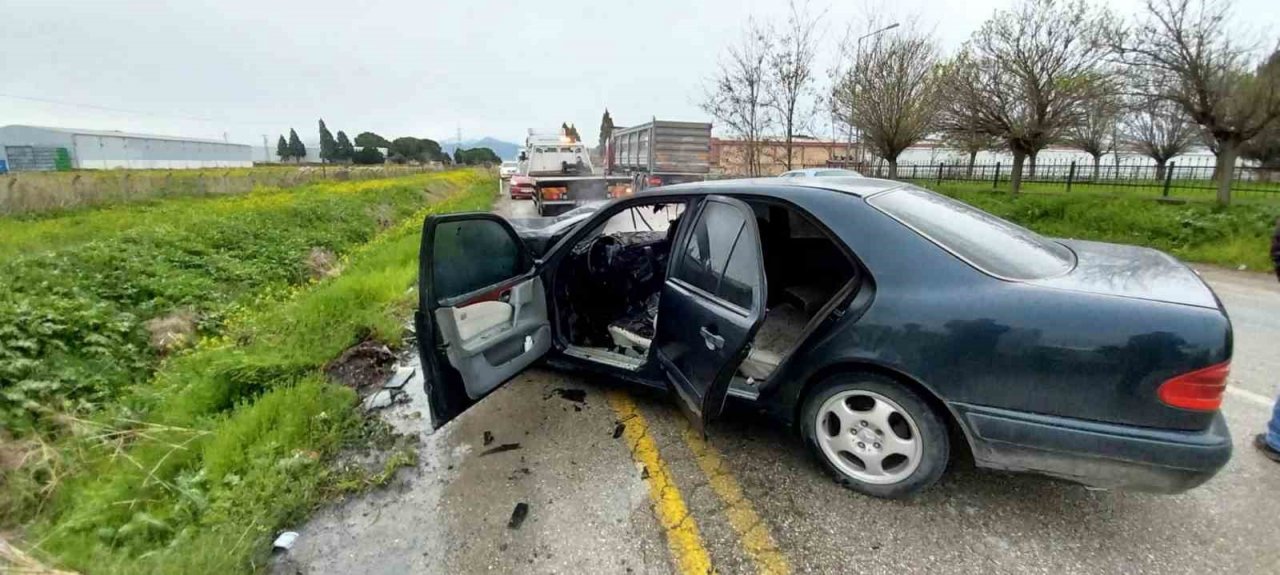 Manisa’da tır ile otomobil kafa kafaya çarpıştı: 1 ölü
