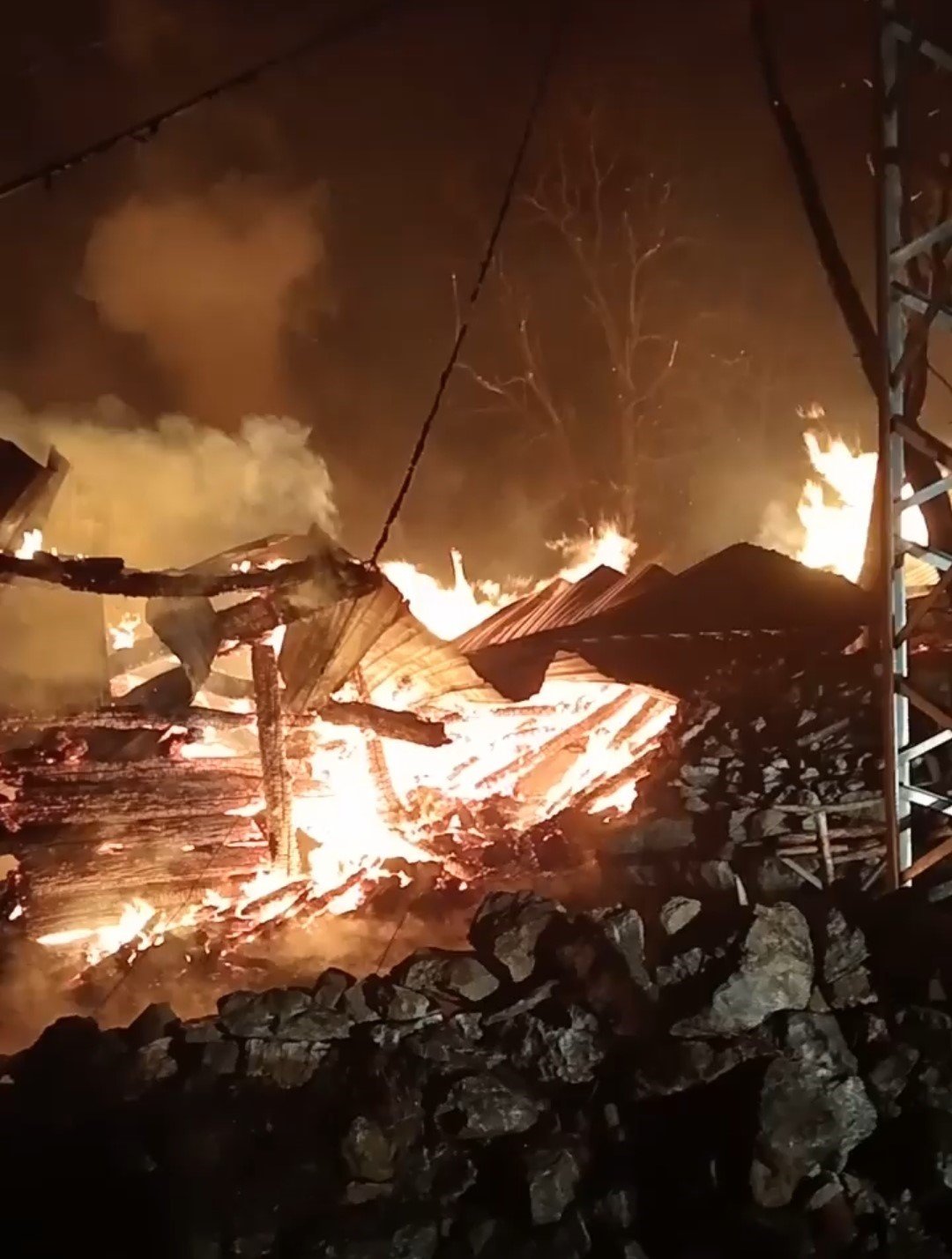 Çorum’da alevler geceyi aydınlattı, yangında 3 ev ve 1 samanlık küle döndü