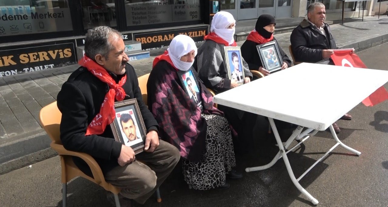 Aileler fırtınaya rağmen eylemlerine devam etti