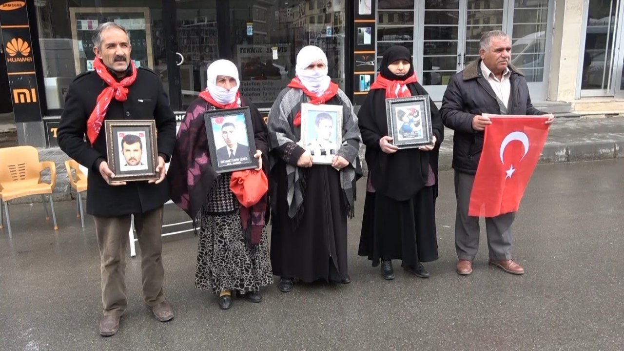 Aileler fırtınaya rağmen eylemlerine devam etti