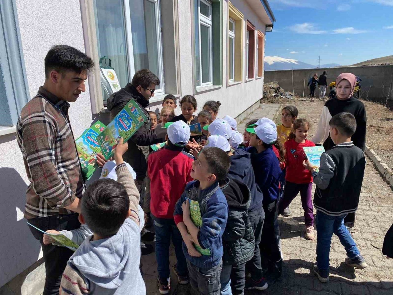 Minik öğrenciler fidanları toprakla buluşturdu