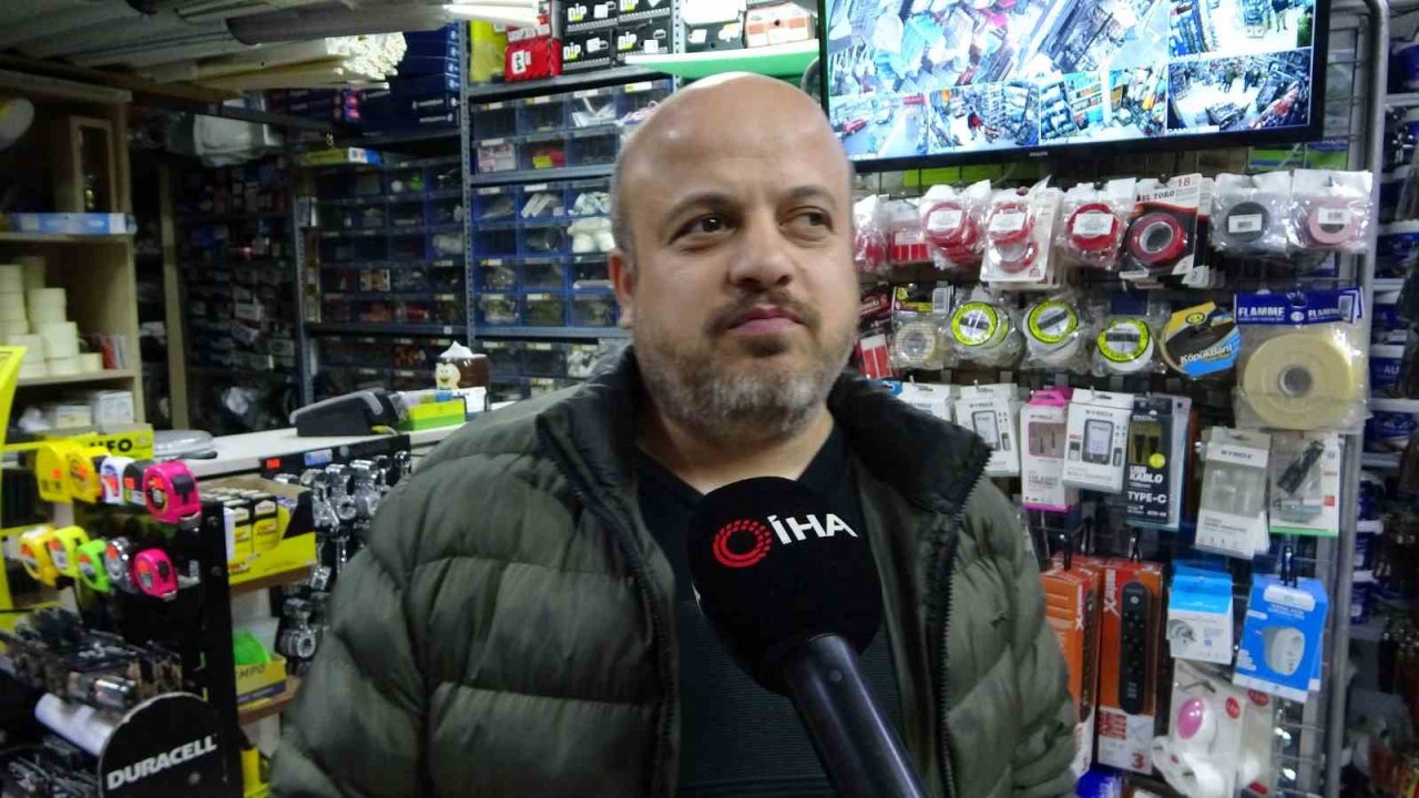 Pendik’te çifte merdiven hırsızlığı kamerada