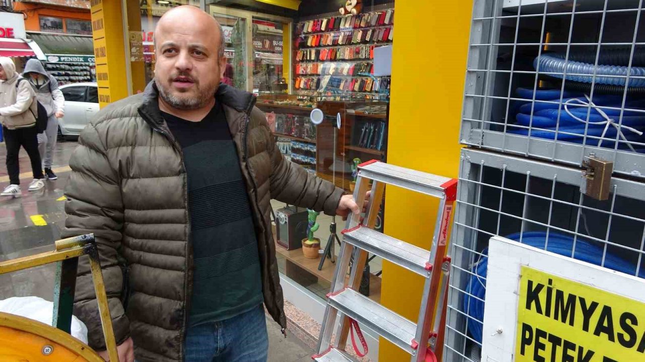 Pendik’te çifte merdiven hırsızlığı kamerada