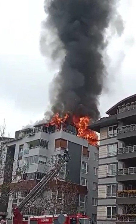 Site içinde bulunan apartmanın çatısı alev alev yandı