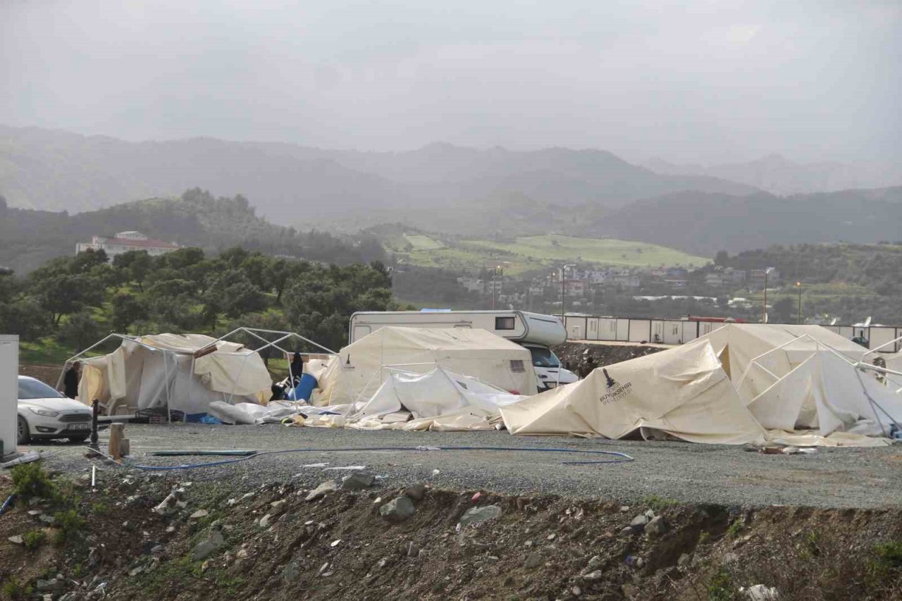 Hatay’da fırtına çadırları yıktı
