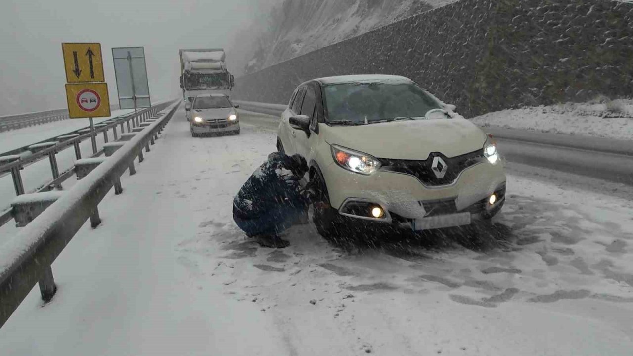 Zigana Geçidi kara teslim oldu, araçlar yolda kaldı