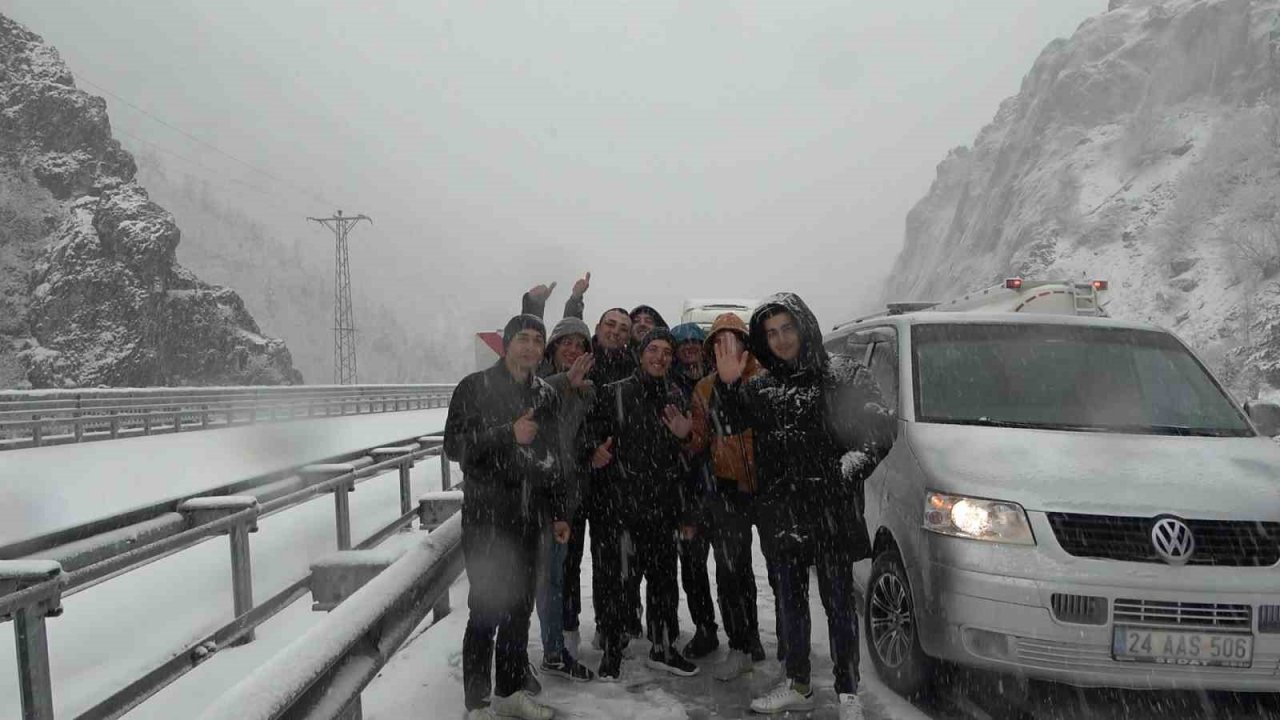 Zigana Geçidi kara teslim oldu, araçlar yolda kaldı